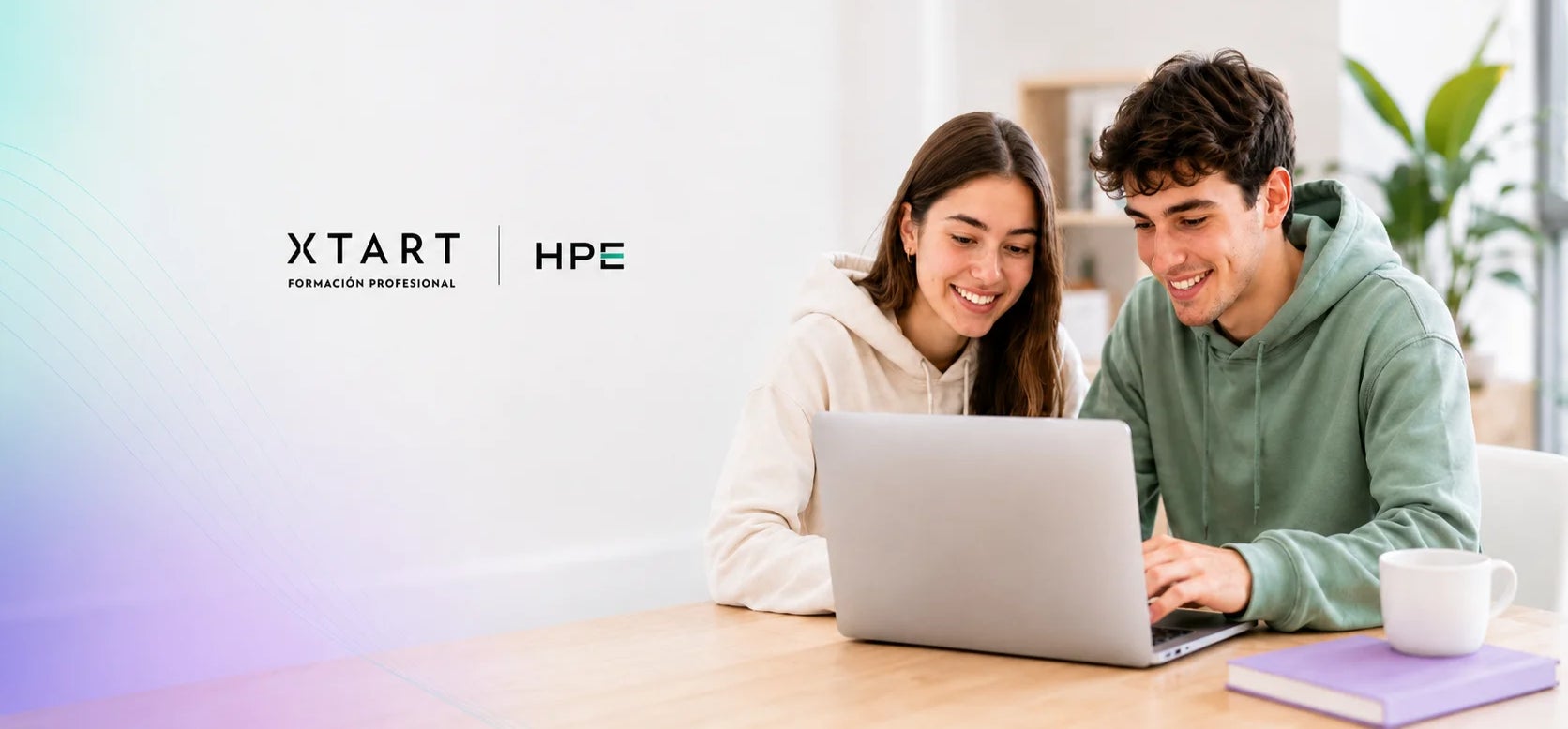 imagen de alumnos estudiando fp tech online gracias al ACUERDO empresarial entre XTART y HPE