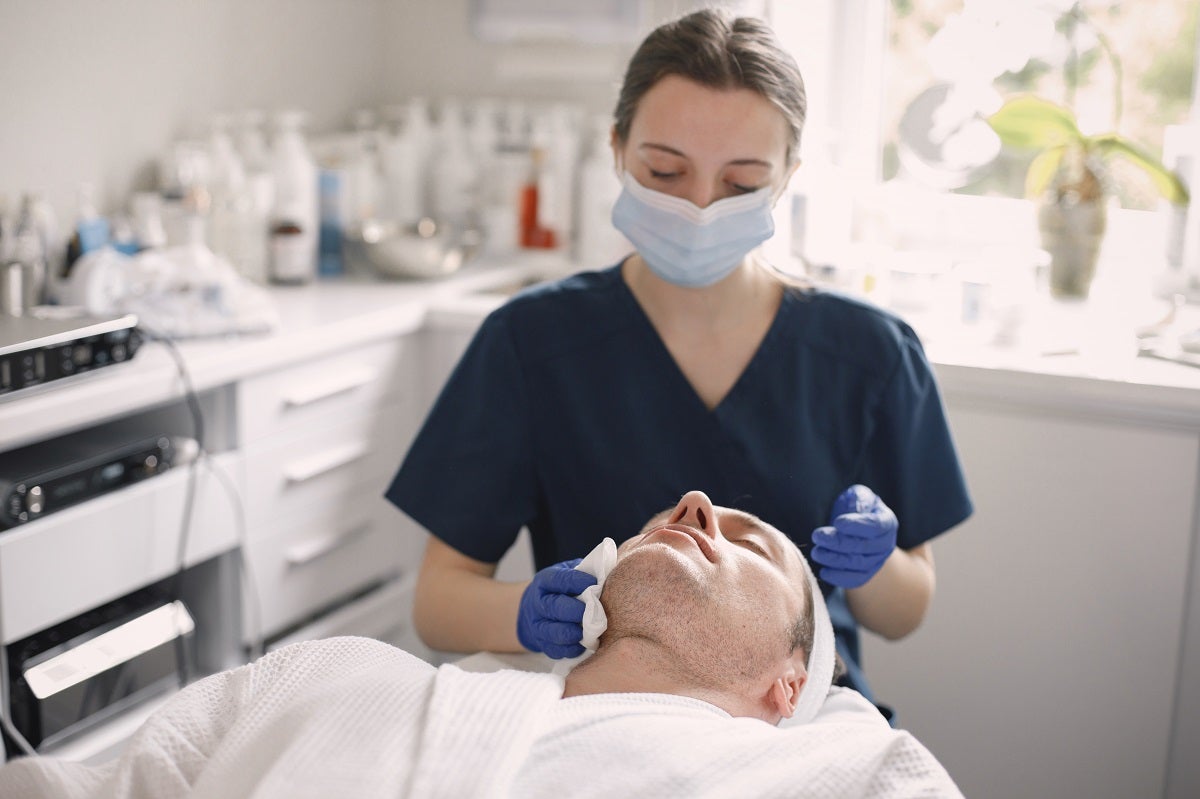 ¿Qué hace un higienista dental y cuál es su formación?