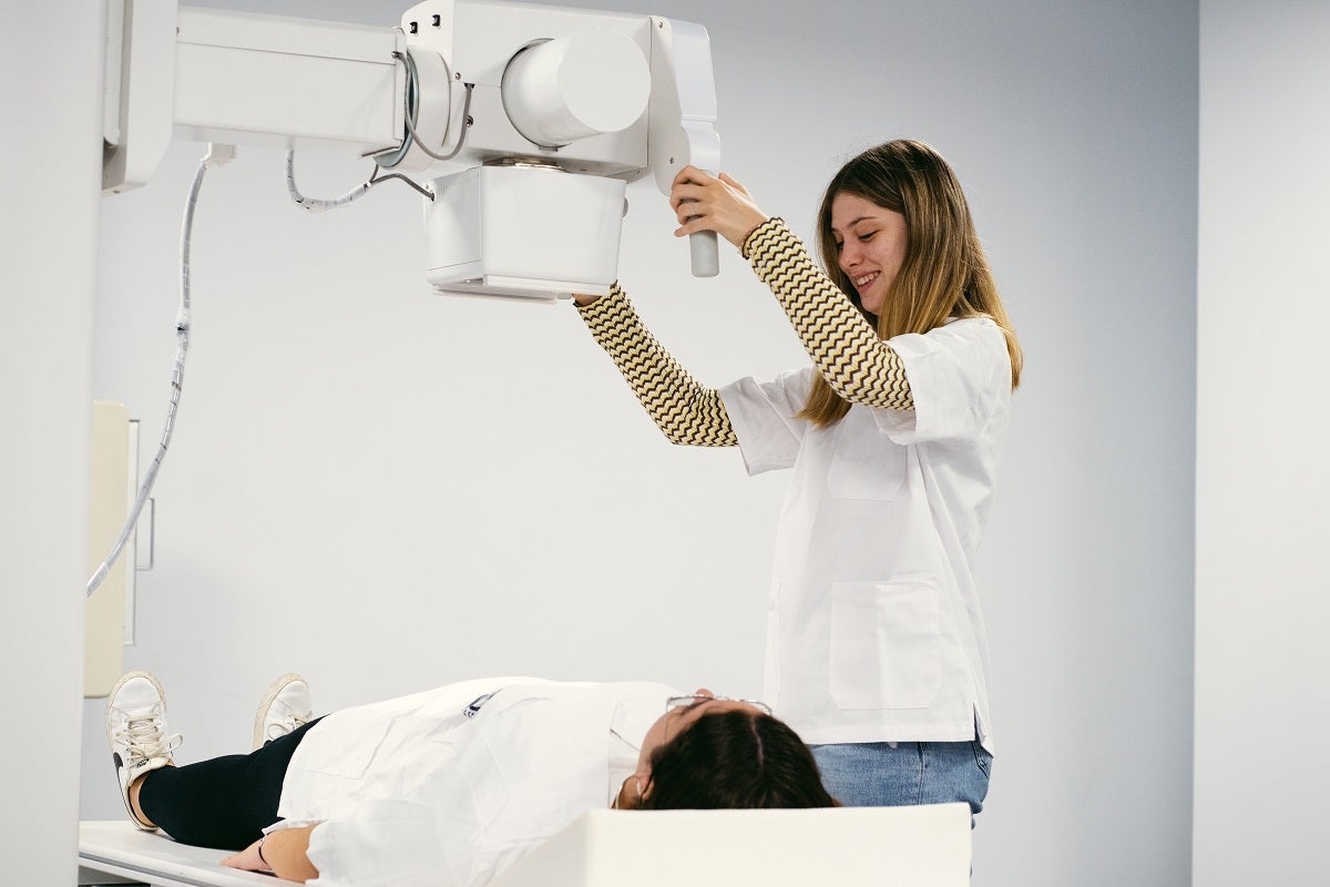 ¿Qué se necesita para ser Auxiliar de Rayos X? Descubre los requisitos y oportunidades