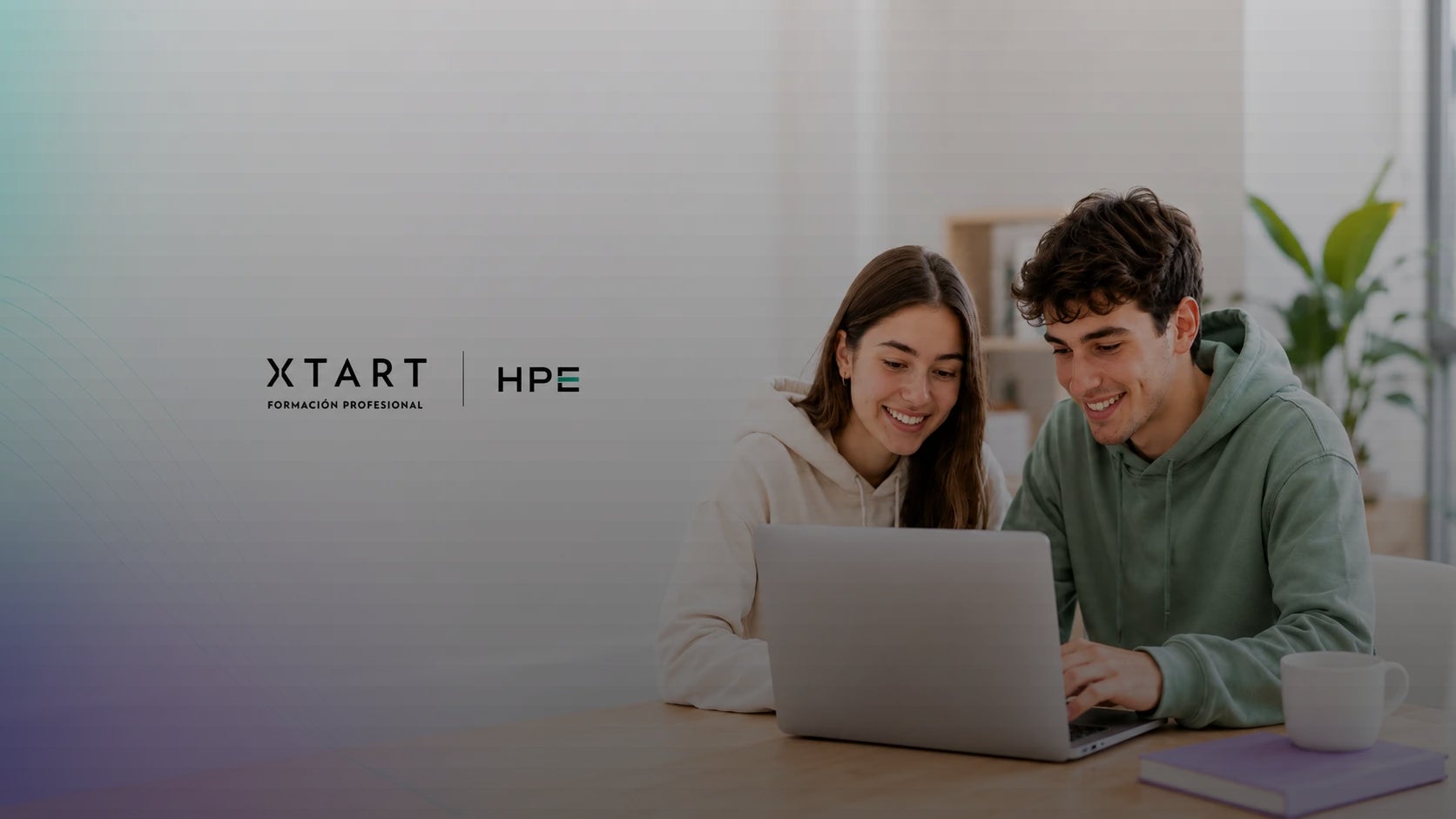 imagen de alumnos estudiando fp tech online gracias al ACUERDO empresarial entre XTART y HPE