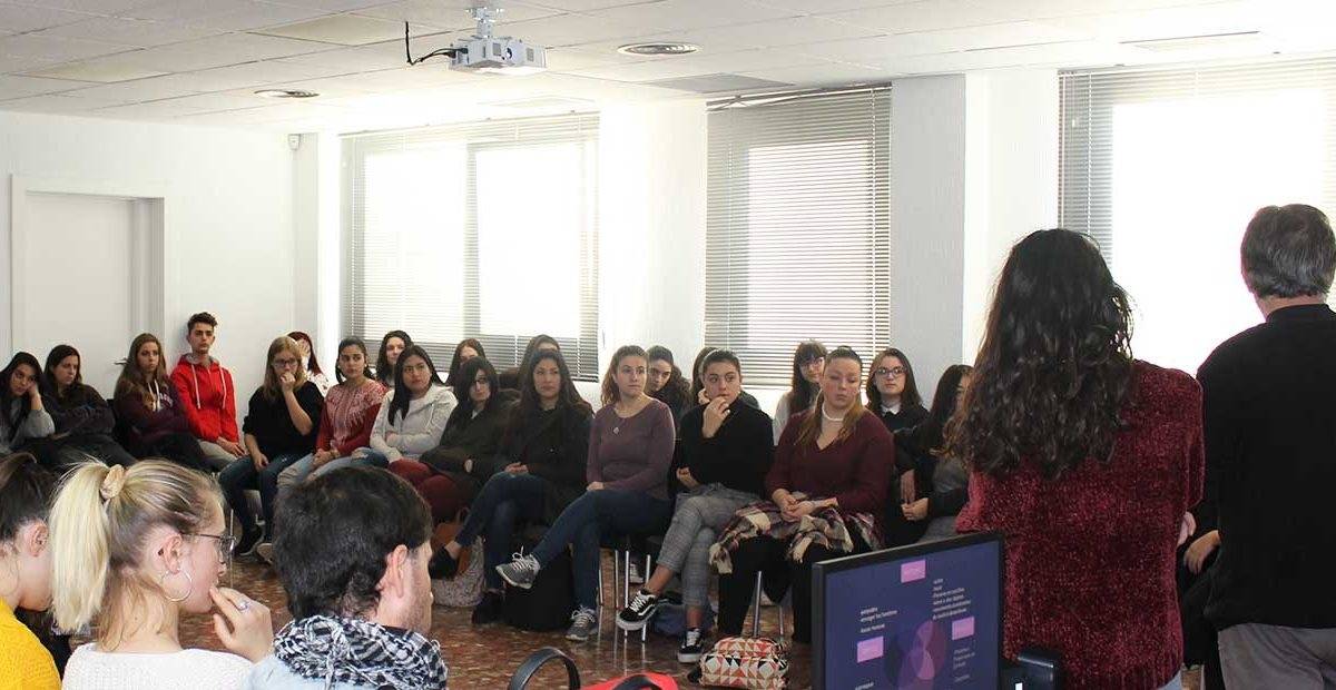 Cuidados Auxiliares de Enfermería: Charla sobre el síndrome de Tourette
