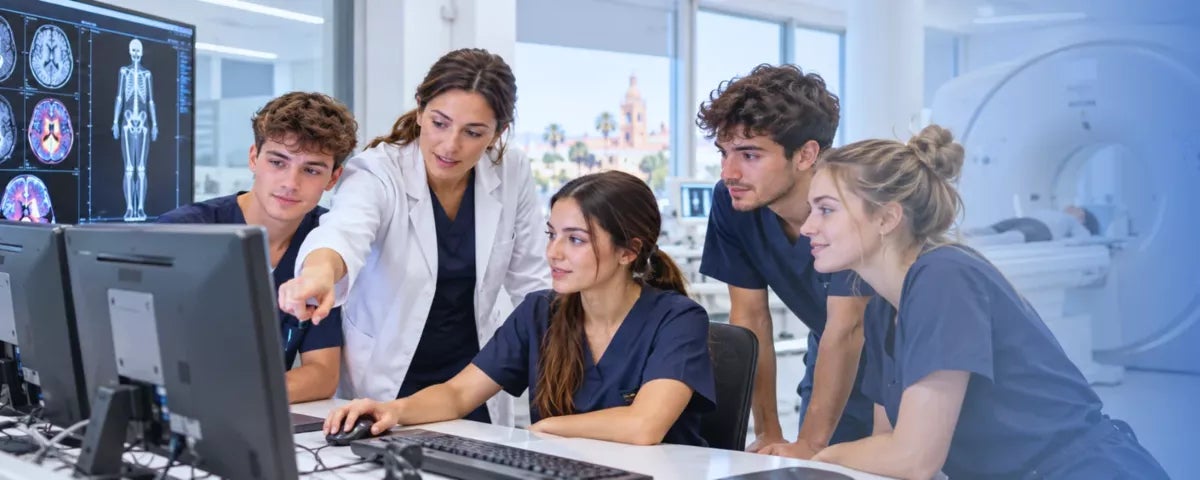 Imagen Modalidad Semipresencial con Alumnos y Profesora de FP Técnico Superior en Imagen para el Diagnóstico y Medicina Nuclear