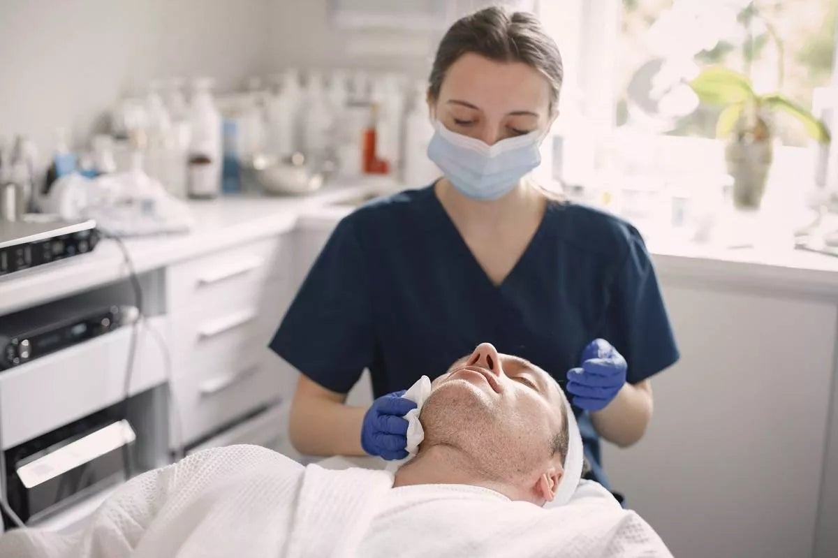 ¿Qué hace un higienista dental y cuál es su formación?